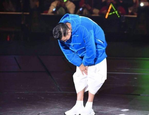 刘德华鞠躬致歉