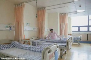 鸭嘴杯和学饮杯哪个更适合1岁宝宝，其中学饮水杯更适合1岁宝宝用！